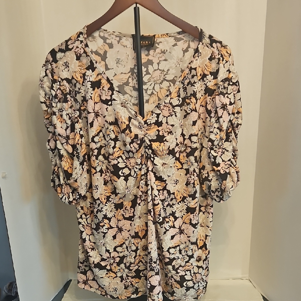 Chic Floral V-Neck Blouse